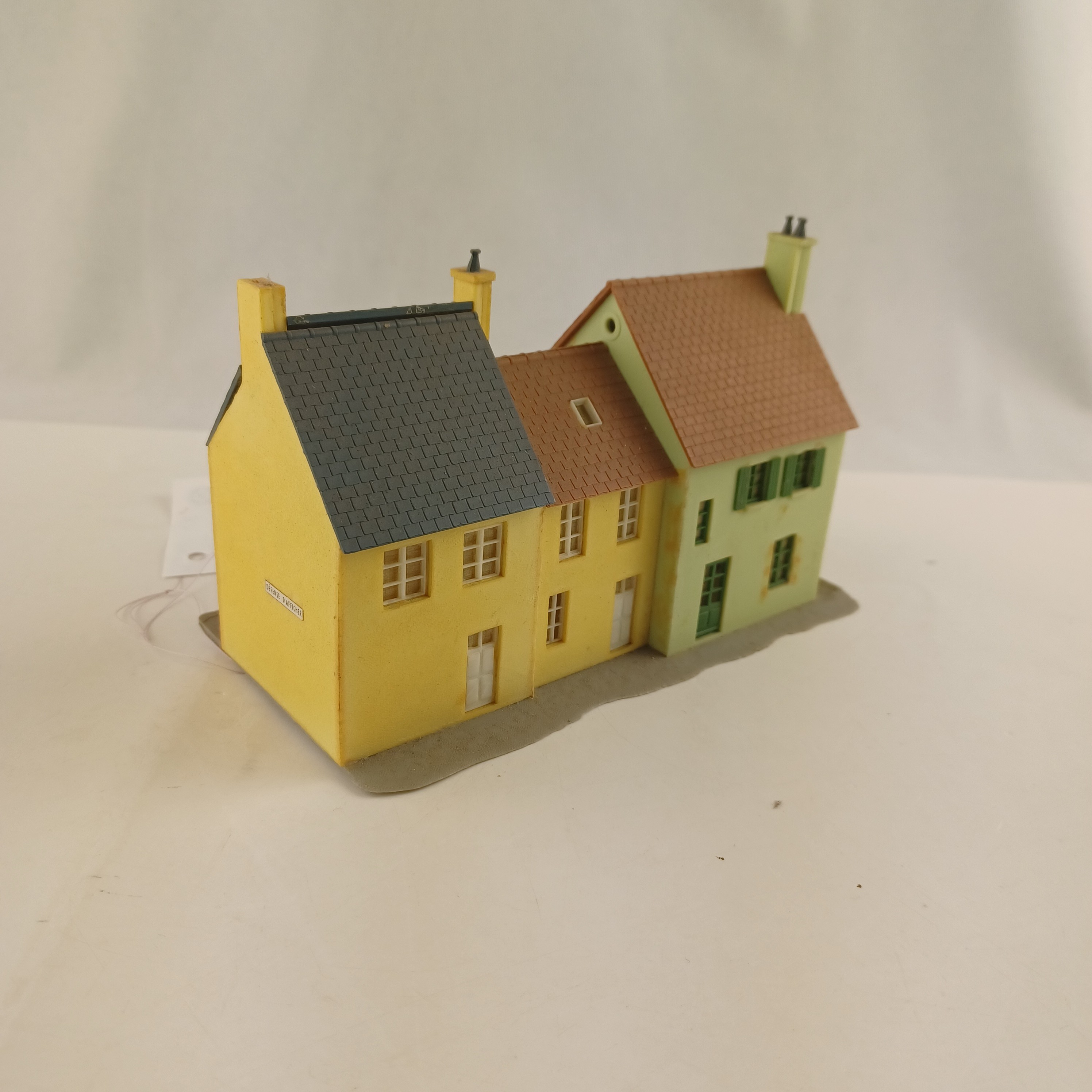 Voir photo 3 de Maquette de modélisme de trois commerces, café de la gare, tabac et restaurant, épicerieau bon beurre et boucherie Sansos de 16x10x10 cm Maquette de modélisme de trois commerces, café de la gare, tabac et restaurant, épicerieau bon beurre et boucherie Sansos de 16x10x10 cm Très bon état - Vue 3 -